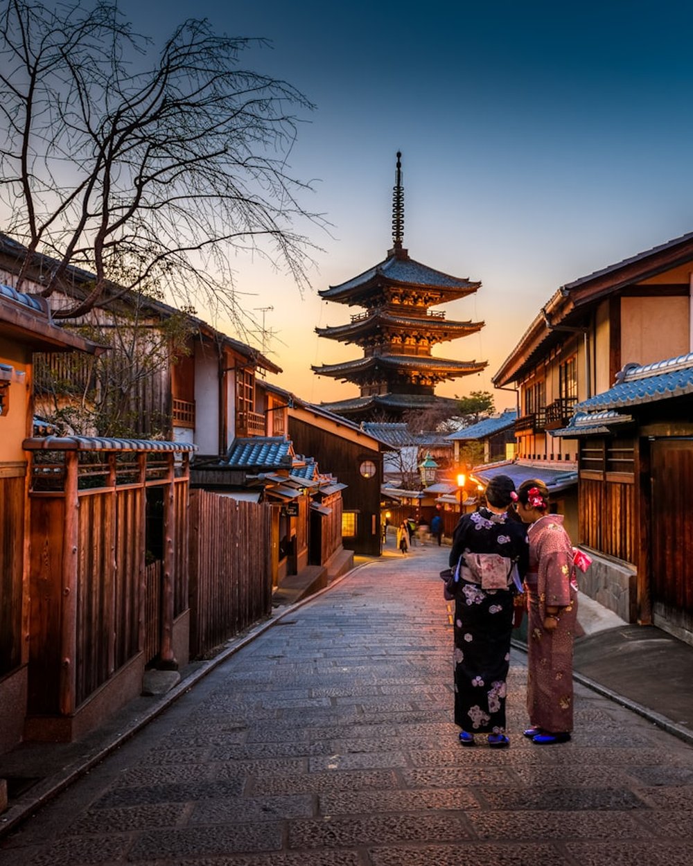Ruelle traditionnelle de Kyoto au coucher du soleil, face à la pagode Yasaka